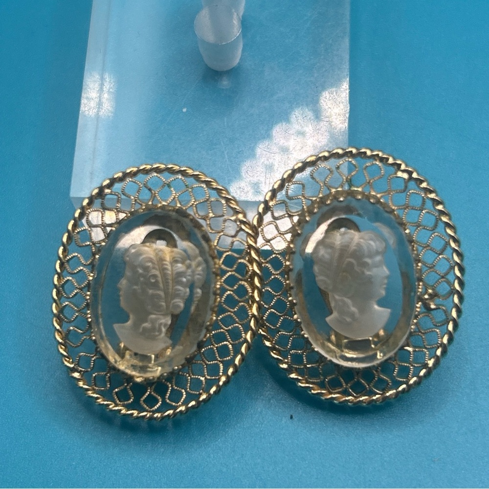 Vintage whiting & Davis intaglio glass cameo clip earrings Goldtone filigree - Picture 5 of 7